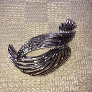 VINTAGE Trifari silvertone brooch